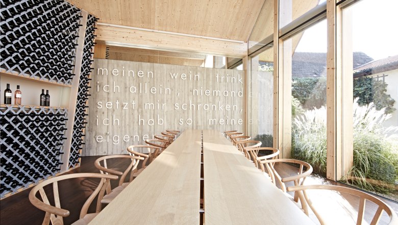 Schabl Winery, © Florian Mair Large wooden table in the tasting room