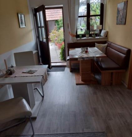 Guest room Weixelbaum, © Familie Weixelbaum Cozy guest room with dining table, chairs and bench, view of the terrace.