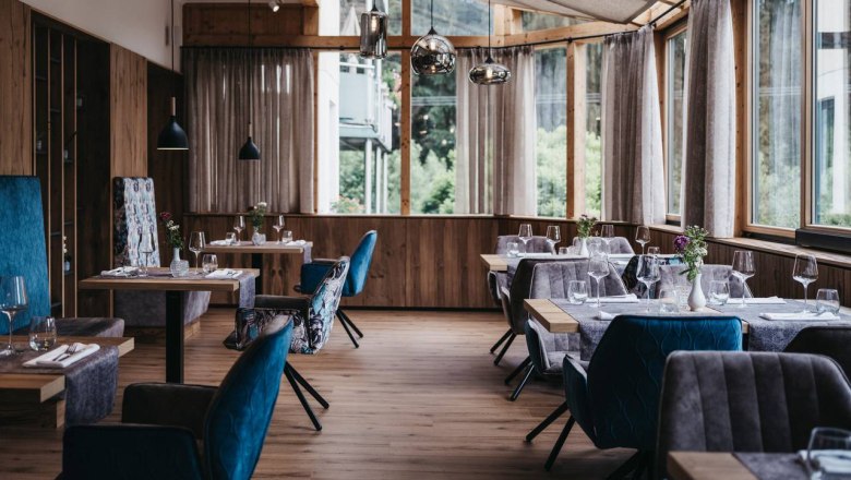 Restaurant, © Heldentheater Elegant restaurant with wooden floors, large windows and stylishly laid tables.