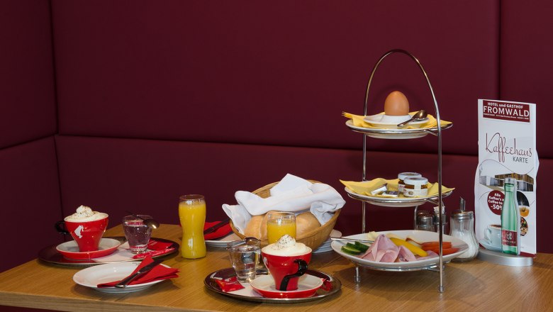 Enjoy breakfast at the Hubertushof, © Fotografin: Eva Heindl Breakfast table with coffee, orange juice, bread rolls and tray with egg and cold cuts.