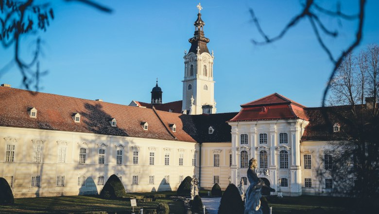 Altenburg Abbey, © Stift Altenburg/la photographie by manu wi Baroque monastery building with tower and garden in the foreground.