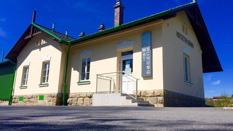 Station museum from the outside, © Heimatmuseum Hofstetten-Grünau Exterior view of a small museum building with a yellow façade and green accents.