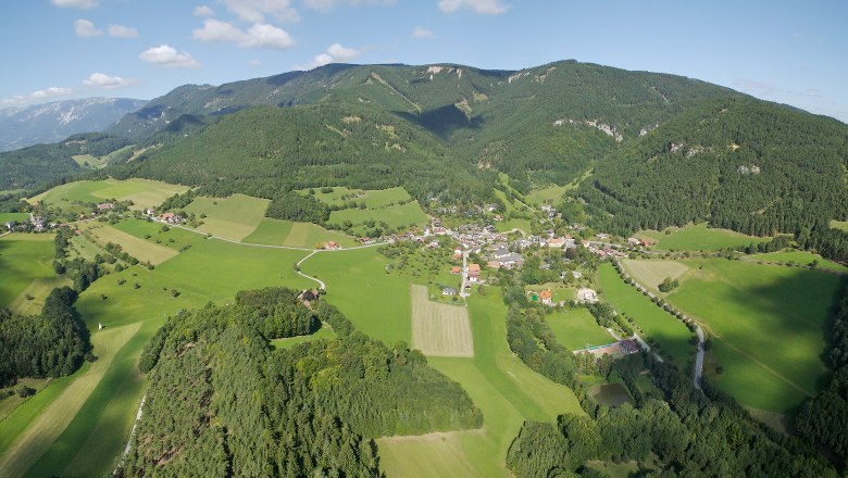 Municipality of Prigglitz, © Franz Zwickl Aerial view of the municipality of Prigglitz with green fields and forests, surrounded by hills.