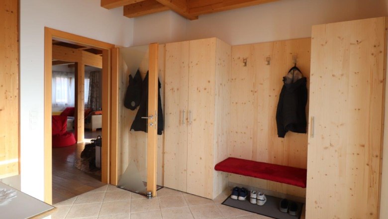 TDR private room Sischka ground floor, © Sischka Entrance area with tiled floor and solid wood wardrobe