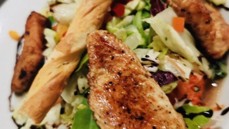 Grilled chicken strips on a colorful salad plate, © Fam. Mayrhofer Grilled chicken strips on a colorful salad plate, © Fam. Mayrhofer