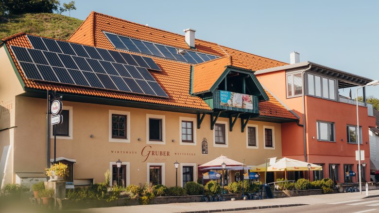 Top location: Weitenegg ruins, Danube lake, cycle path, © Niederösterreich Werbung/Daniela Führer Pub with garden, sunny day, street scene.