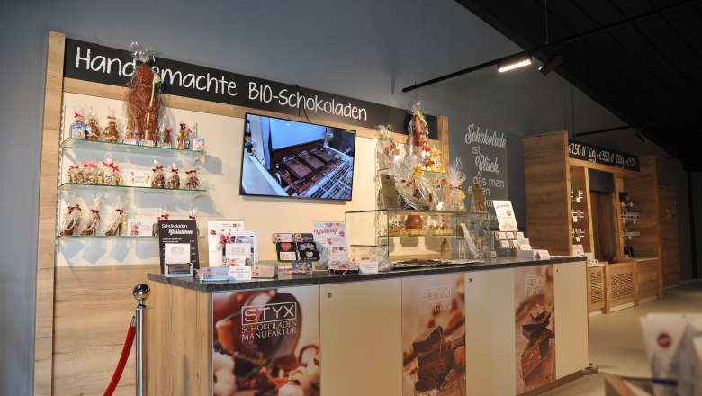 STYX Welcome Center- Shop, © Styx Naturkosmetic GmbH Interior view of a chocolate store with handmade organic chocolates and decorations.