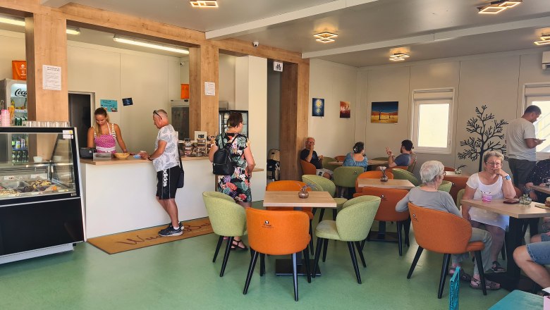 WunderBar Wolfsthal Interior, © WunderBar WunderBar Wolfsthal interior, tables, armchairs, people