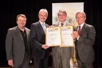 Salon Austria Wine 2015, © Josef Koch Four men in suits hold certificates in front of a banner.