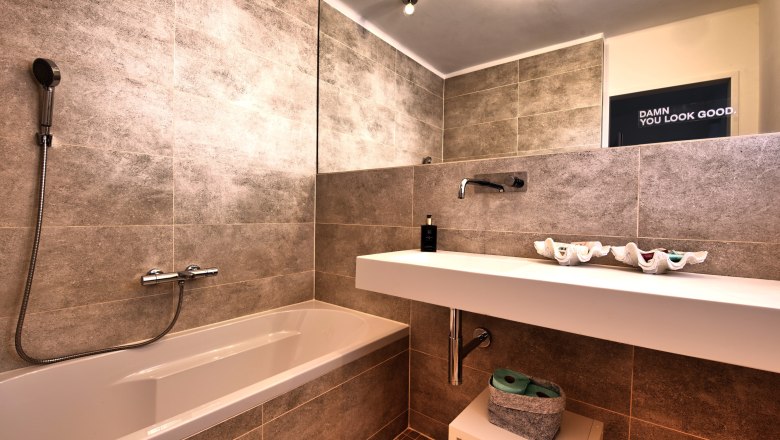 Bathroom Top 3, © Daniela Sinadinoska Modern bathroom with bathtub, washbasin and large mirror.