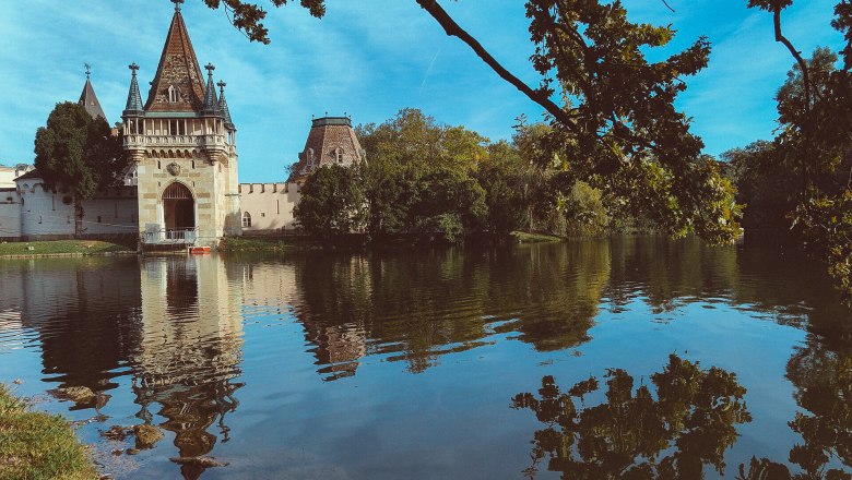 Laxenburg, Franzensburg, Vienna Woods, © Niederösterreich Werbung/Michal Petrů The majestic Franzensburg castle is reflected in the calm waters of the pond, surrounded by lush greenery and rolling hills. Here, where history and nature merge harmoniously, the picturesque backdrop invites you to take a relaxing stroll.