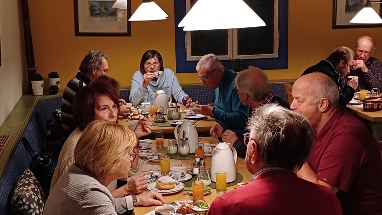 Haus Barbara_strengthening breakfast in the breakfast room, © Haus Barbara Group of people having breakfast in a cozy room.