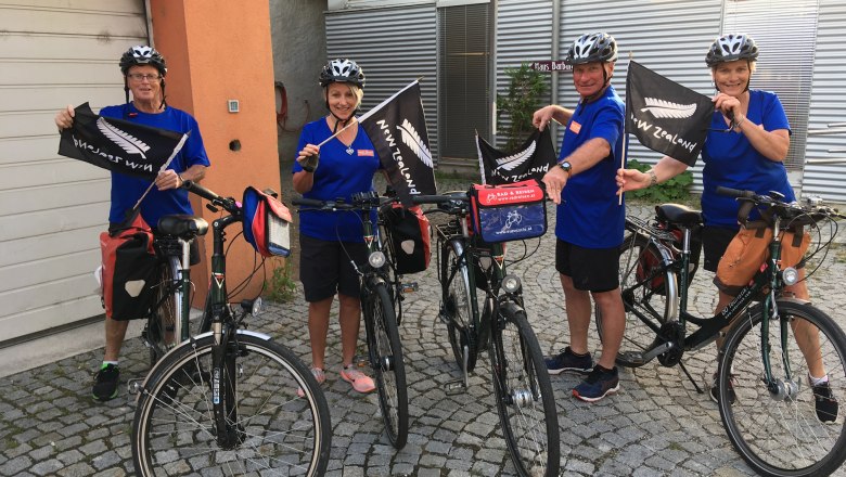 Haus Barbara_cyclist before continuing the journey, © Haus Barbara Four cyclists in blue jerseys with New Zealand flags in front of a building.