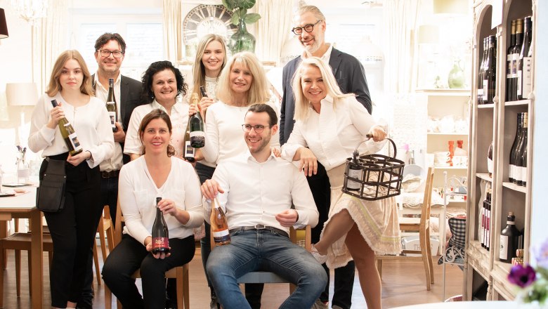 The Prechtl team, © Renate Kowanz Group of people in a room with bottles of wine.