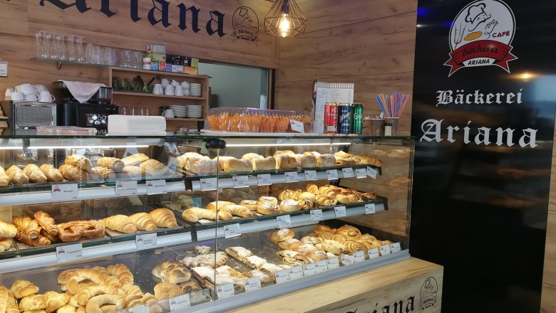 Ariana Bakery, © Roman Zöchlinger Interior view of the Ariana bakery with a display full of baked goods.