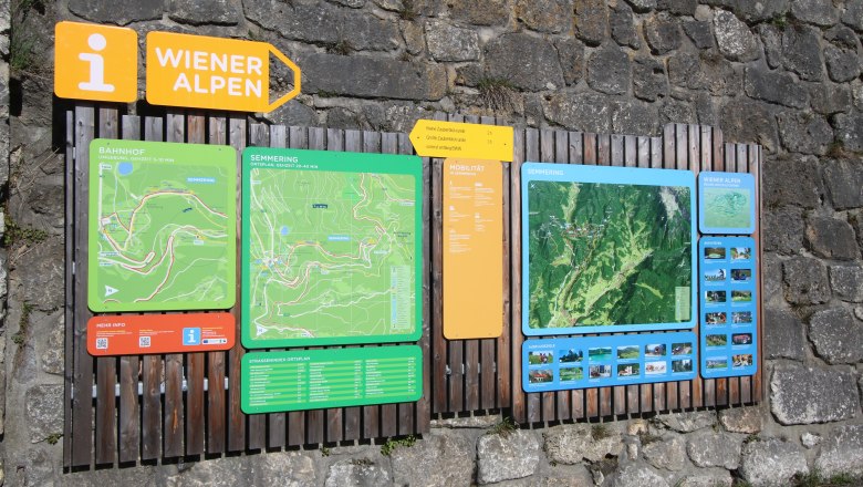 Hiking starting point Semmering train station, © Wiener Alpen/Christian Wolf Information board at Semmering station with hiking maps and route descriptions in the Vienna Alps.