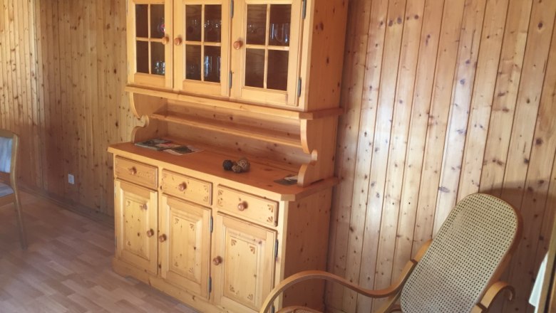 Real wood furnishings and armchair in the living room of the 100-year-old baggage car, © M. Schorn Real wood furnishings and armchair in the living room of the 100-year-old baggage car, © M. Schorn