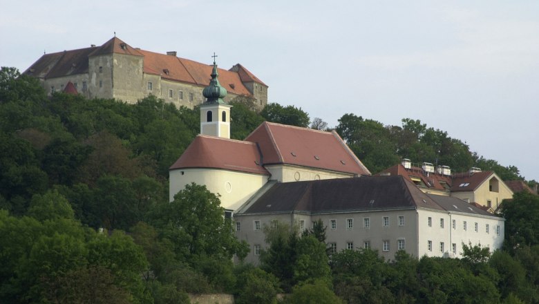 Neulengbach Castle 1, © Stadtgemeinde Neulengbach Neulengbach Castle on a hill with surrounding buildings and trees.