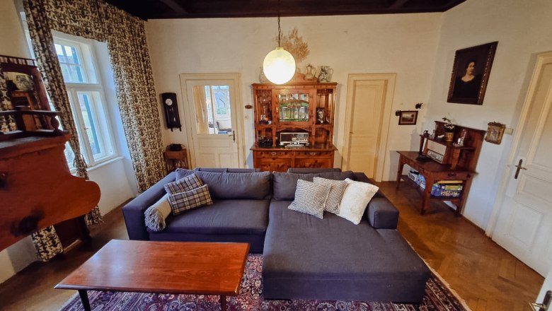 Orlet on the Rax, © Sofia Orlet Cozy living room with grey sofa, wooden furniture and antique decoration.