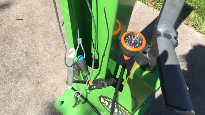 Rad Service Station Tulln, Seerosenbrücke, © Hölterer, Donau NÖ Tourismus Bicycle repair station with tools