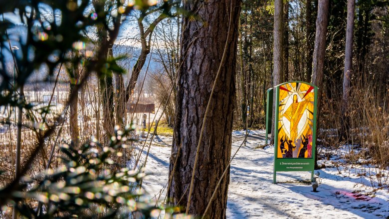 Glass Way of the Cross in winter, © Wiener Alpen, Flotoanker - Luckerbauer Winter landscape with sun, trees and religious glass picture in Bad Erlach.