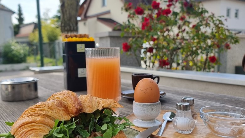 TDR-Egon to go terrace outside, © Yana Tereshchenko Crescent filled with salad on a table in the outdoor area