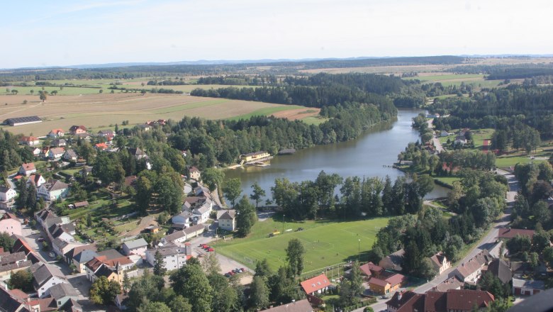 Municipality of Allentsteig, © Stadtgemeinde Allentsteig Aerial view of Allentsteig with lake and surrounding landscape.