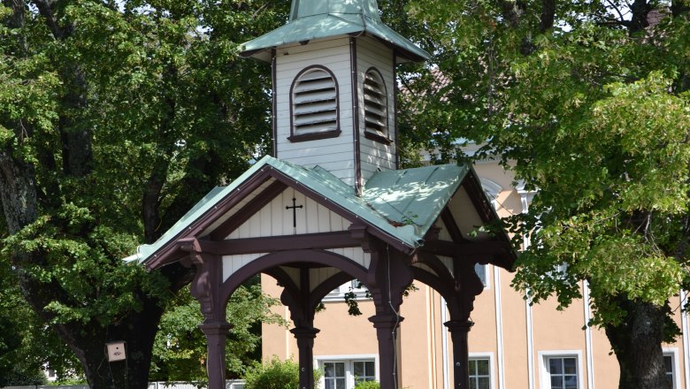 Felixdorf, © Gemeinde Felixdorf A small pavilion with a pointed roof and cross, surrounded by trees.