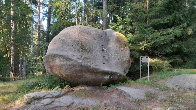Wobbly stone in the Schrems forest: Will you make our natural monument wobble?, © Ferienhaus Leopold Wobbly stone in the Schrems forest: Will you make our natural monument wobble?, © Ferienhaus Leopold