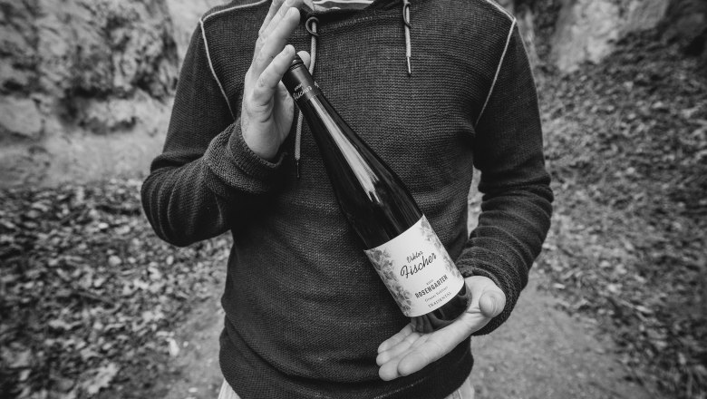 Bottle presentation, © Tobias Singer Winegrower presents a bottle of wine