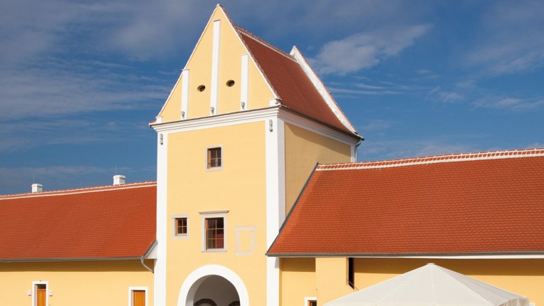Municipality of Geras, © Stadtgemeinde Geras Yellow building with red roof and archway, blue sky in the background.
