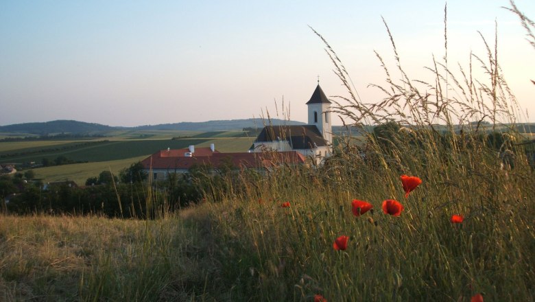 Church Gaubitsch, © Gemeinde Gaubitsch Landscape with church and poppies in the foreground.