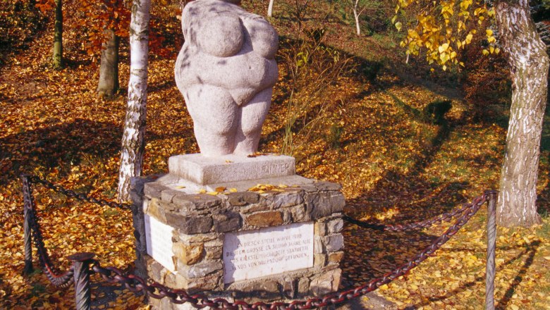 Venus on the pedestal, © Gregor Semrad Venus on the pedestal with autumn leaves around it