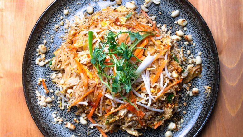 Dish served on a black plate, © wenigistmehr Dish served on a black plate