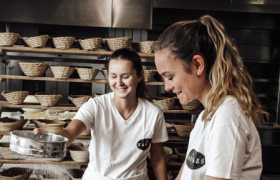 Sibling duo, © Bäckerei Kasses Two women are baking in a bakery and kneading dough.