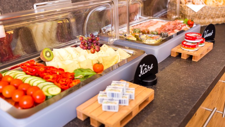 Breakfast buffet at Winzerhof Leonhartsberger, © winzerhof leonhartsberger Buffet with cheese, cold cuts, vegetables and bread.