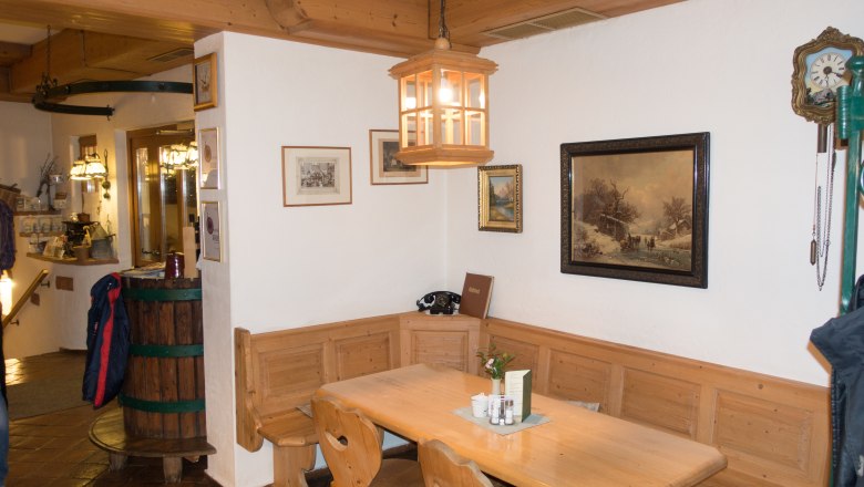 Waldhäusl, © Waldhäusl Cozy wooden corner in a traditional inn with table, chairs and wall decorations.
