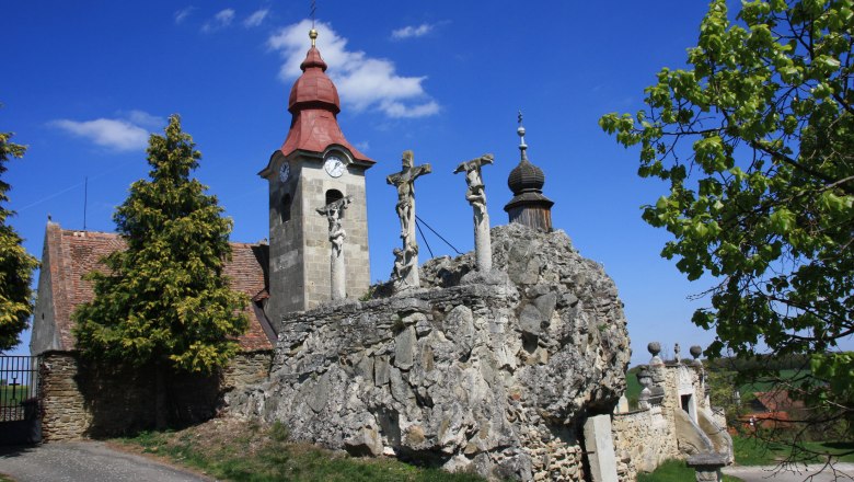 Romanesque parish church Kühnring and remains of Kuenring Castle, © Gemeindeamt Burgschleinitz Romanesque parish church Kühnring and remains of Kuenring Castle, © Gemeindeamt Burgschleinitz