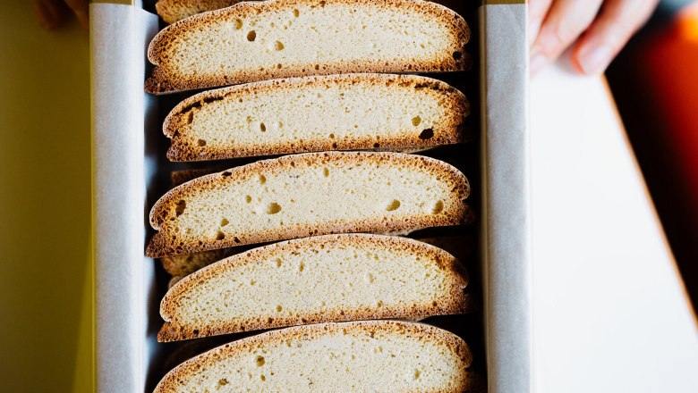 Culinary journey, Reichenau biscuit rusks, Konditorei Alber, Payerbach, Vienna Alps, © Niederösterreich Werbung/Mara Hohla Herunterladen Enjoy the delicious Reichenau biscuit rusks made in the traditional Alber confectionery. These crispy treats are perfect for a little time out in the picturesque Vienna Alps.