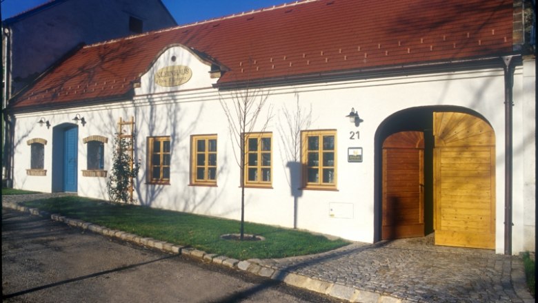 Small house, © Bio-Weinbau Killmeyer White building with red roof and wooden doors, labeled 'Kleinhaus'.
