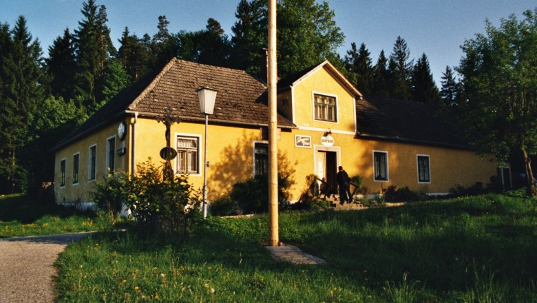 Perzy Inn, © Gemeinde Haugschlag Yellow inn in a rural setting with trees in the background.