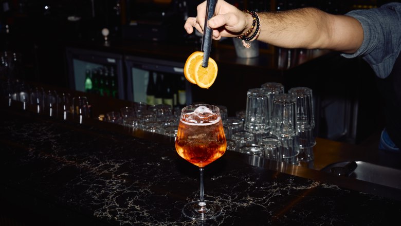 Wolfgang Puck Kitchen + Bar, © Flughafen Wien Aperol Spritz with orange slices