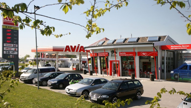 Pipeline expansion, © A. Weber GmbH Petrol station with AVIA logo and several parked cars in the foreground.