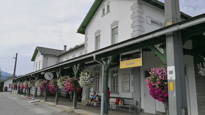 Mariazell train station, © Roman Zöchlinger Mariazell station with flowers and clock.