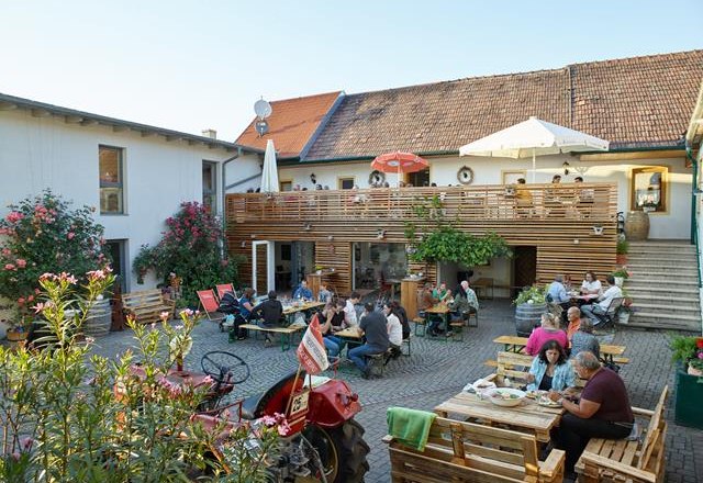 Holzheu wine tavern 4, © Philipp Monihart Wine tavern in the courtyard