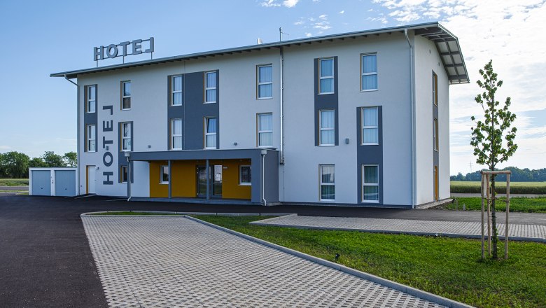 Exterior view of Hotel Tullnerfeld, © Hotel Tullnerfeld Exterior view of the hotel with the parking lot.