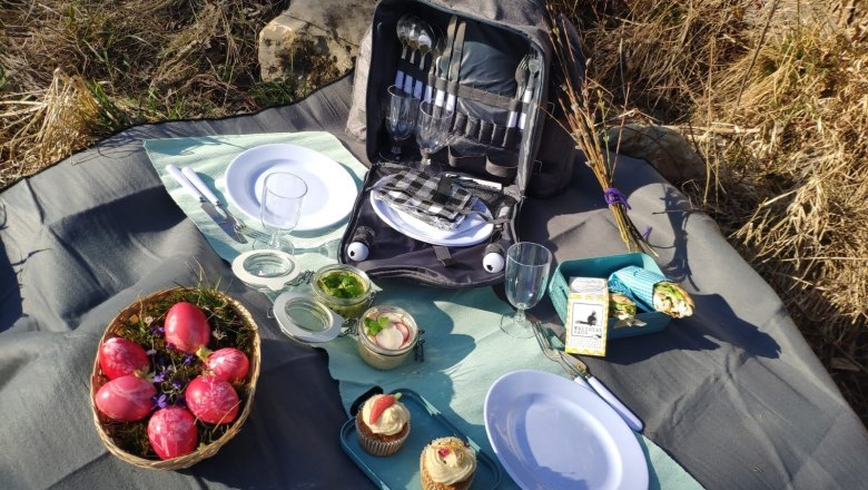 Picnic in the Höllental, © Weichtalhaus - Manuela Grabherr-Gappmayer Picnic blanket with food and crockery outdoors.