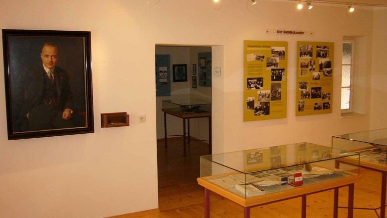 Dollfuß Museum, © zVg Gemeinde Texing Interior view of a museum with portrait and exhibition panels.