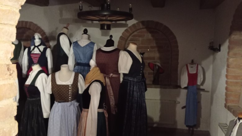 Traditional costume in the museum with Martina Haselwanter, © Martina Haselwanter Traditional costume in the museum with Martina Haselwanter, © Martina Haselwanter