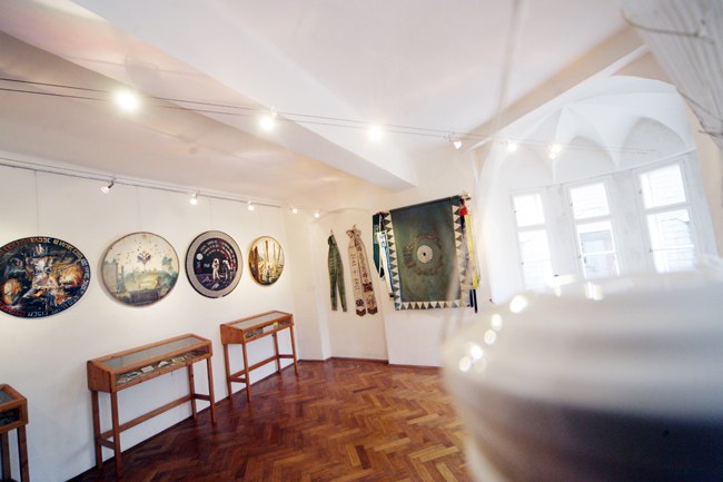 Scheibbs Target Museum, © weinfranz.at Interior view of a museum with targets on the wall and display cases.